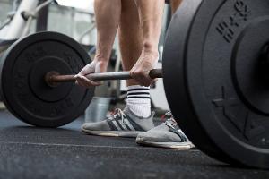 Bei Kraftsportübungen im Stehen sollte man auf eine stabile Fußhaltung achten.