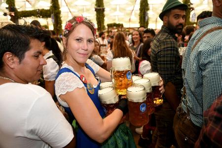 Die Bedienungen auf der Wiesn haben es nicht leicht (Archivbild).