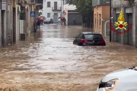 In der Stadt Cabiate zwischen Mailand und dem Comer See fließt das Wasser kniehoch durch die Straßen.