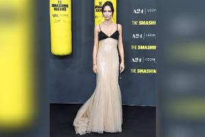 Emily Blunt verzaubert in funkelnder Nude-Robe in Berlin