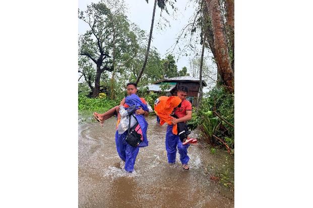 Viele Menschen mussten ihre Häuser verlassen und sich in Sicherheit bringen.