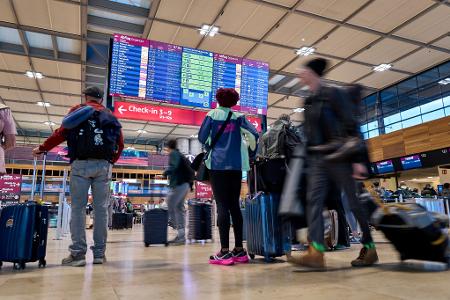 Die Störungen am Berliner Flughafen halten nach der Cyberattacke weiter an. 