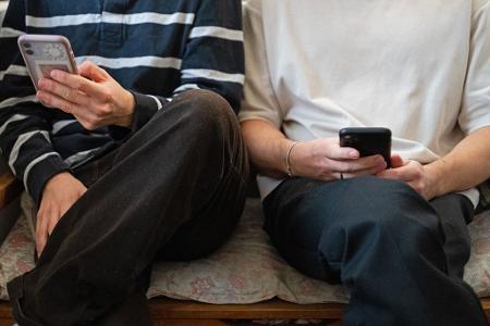 Ein großer Teil der Jugendlichen will soziale Medien im Internet weniger nutzen, schafft es zugleich aber nicht. (Archivbild)