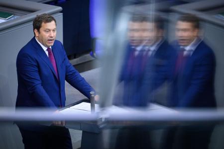 Klingbeil schwört im Bundestag auf harte Zeiten ein. 