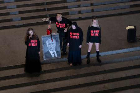 In der Pinakothek der Moderne prangerte das Künstler-Kollektiv den russischen Präsidenten Putin als Kriegsverbrecher an. (Archivbild)