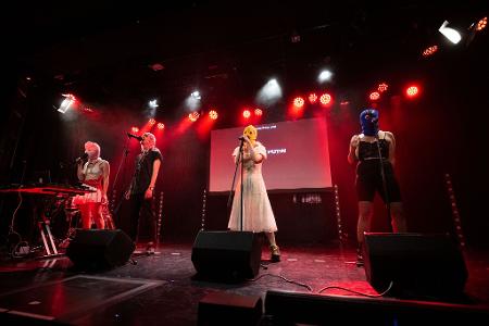 Bei ihren Auftritten tragen Pussy Riot oft Strickmasken über den Gesichtern. (Archivbild)