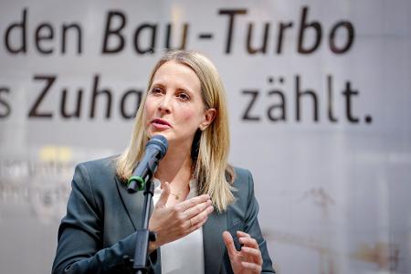 Bundesbauministerin Verena Hubertz. Die Bundesregierung will über schnellere Genehmigungen den schleppenden Wohnungsbau in Schwung bringen. (Archivbild)