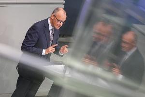 Der Kanzler verteidigt im Bundestag seinen Reformkurs.