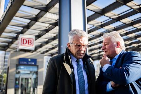 EVG-Chef Martin Burkert (rechts) und Werner Gatzer, Vorsitzender des Aufsichtsrats der Deutschen Bahn, kurz vor der Aufsichtsratssitzung.