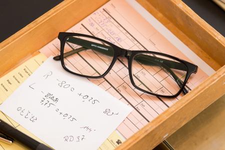 Wer beim Brillenkauf keinen Anspruch auf Zuzahlung hat, kann gut und gerne einen drei- bis vierstelligen Betrag für die neue Sehhilfe zahlen. 