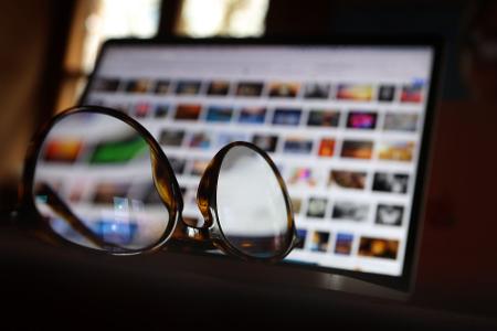 Eine Bildschirmbrille ist ein Arbeitsmittel und Eigentum der Firma.