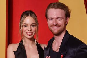 Billie Eilishs Bruder Finneas hat sich mit Claudia Sulewski verlobt