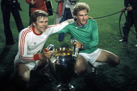 Bei den Bayern erfolgreich - Bereits in seiner ersten Saison gewinnt der Youngster mit dem FC Bayern den Europapokal der Landesmeister, damals noch als Ersatzspieler. Ein Jahr später wiederholten die Münchner dieses Kunststück in Glasgow gegen Saint-Étienne - und diesmal spielt Rummenigge (r.) im Finale durch. Da feiert es sich doppelt schön.