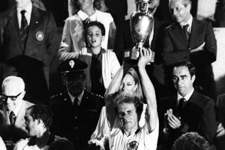 Europas Bester - Auch in der deutschen Nationalmannschaft gehört der Westfale schnell zu den Leistungsträgern. Den größten Erfolg seiner DFB-Karriere feiert er bei der EM 1980 in Italien. Im Finale gegen Belgien bereitet er den Siegtreffer von Horst Hrubesch mit einer Ecke vor. Am Ende wird er sogar zum Spieler des Turniers gewählt.