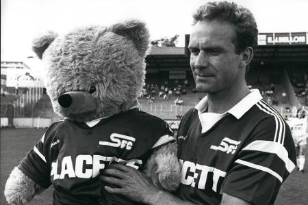 Karriereende in der Schweiz - Zum Ende seiner Karriere fügt der Angreifer seiner Vita noch das Kapitel Schweiz hinzu. Bei Servette Genf lässt er seine Karriere ausklingen. Naja, was heißt ausklingen: Immerhin erzielt er noch einmal 29 Tore und ballert sich damit zum Torschützenkönig der Nationalliga A.