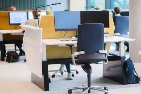 Wegen des Homeoffice-Trends bleiben in vielen Büros Schreibtische leer. (Archivbild)