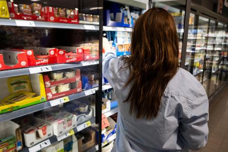 Beim täglichen Einkauf bekommen Verbraucherinnen und Verbraucher die Inflation zu spüren. (Symbolbild)
