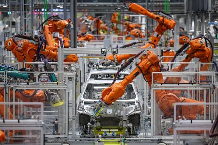 Die Autoindustrie hat deutlich weniger Industrieroboter aufgestellt. (Archivbild)