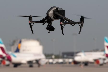 Drohnen sind für den Flugverkehr gefährlich - deshalb gilt an Flughäfen ein Flugverbot. Die Statistik zeigt aber: Die Gefährdungslage hat in den vergangenen Jahren zugenommen. (Illustration)