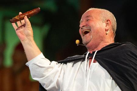 Vor dem Boxkampf um die älteste Bratwurstküche ein bisschen nachgestellte Geschichte: Probst Johann von Siebeleben soll 1404 erstmals eine Bratwurst erwähnt haben. Bernd Plachter spielte ihn nun. 