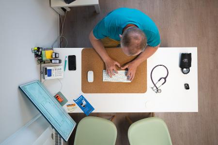 Nicht alle Praxen haben sie, nur ganz wenige Patientinnen und Patienten nutzen sie bisher: die elektronische Patientenakte. (Archivbild)