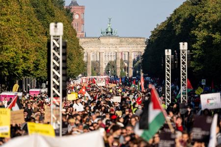 Mehr als 100.000 Menschen haben nach Schätzung der Veranstalter am Gaza-Protest teilgenommen. Die Polizei nannte etwas niedrigere Zahlen.