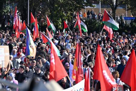 Tausende haben sich in Berlin für eine Demonstration gegen den Gaza-Krieg versammelt.