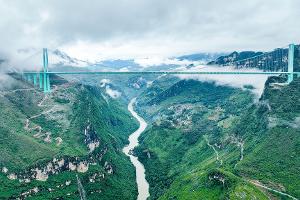 Die Huajiang Grand Canyon Bridge erreicht laut chinesischen Staatsmedien eine Höhe von bis zu 625 Metern.