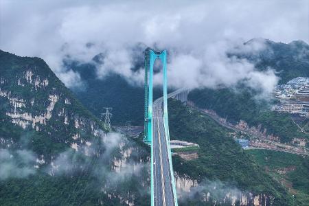 Die Huajiang Grand Canyon Bridge erreicht laut chinesischen Staatsmedien eine Höhe von bis zu 625 Metern.