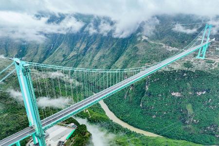 Die Huajiang Grand Canyon Bridge erreicht laut chinesischen Staatsmedien eine Höhe von bis zu 625 Metern.