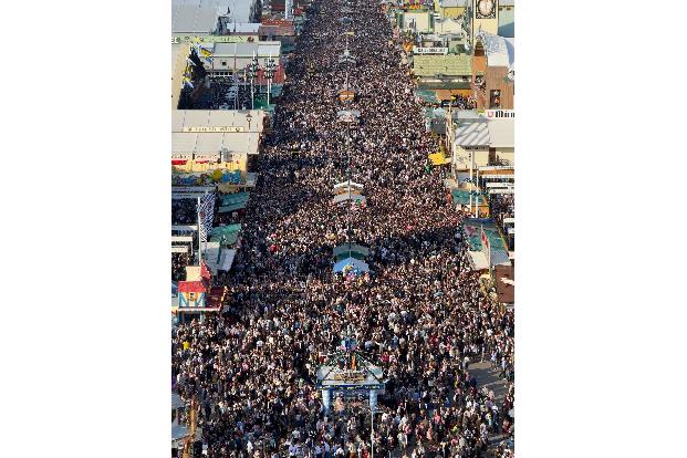 Für Menschen mit Platzangst kein Wohlfühlort: Das Münchner Oktoberfest.