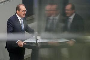 Zum Schutz gegen illegale Drohnenüberflüge plant Innenminister Alexander Dobrindt (CSU) eine Gesetzesreform. (Archivbild)