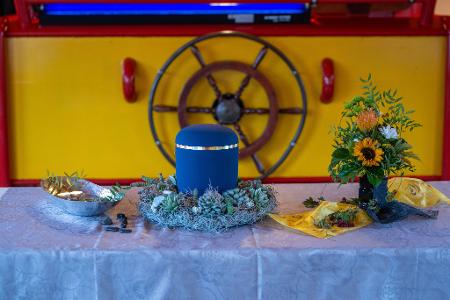 Bei einer Flussbestattung muss die Urne aus einem Material sein, dass sich im Wasser rasch auflöst. (Archivbild)