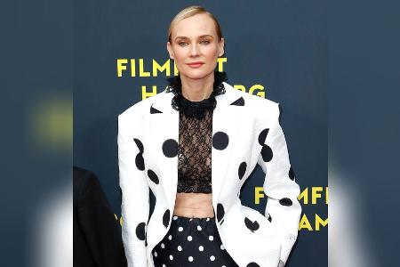 Diane Kruger in schwarz-weißer Punkt-Kombi beim Filmfest Hamburg