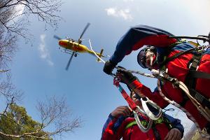 Der elfjährige Junge wurde mit dem Rettungshubschrauber in ein Krankenhaus gebracht. (Symbolbild)