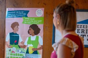 Der "Safe Space" wirbt unter anderem mit Plakaten und Flyern (Archivbild).