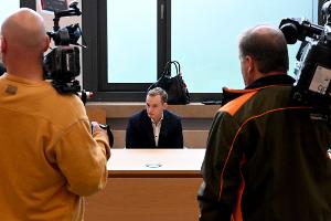 Der Angeklagte will ausdrücklich nicht gepixelt werden. "Er hat nichts falsch gemacht", sagt seine Anwältin. 