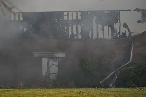 Bei Schüssen und dem Feuer sind Menschen gestorben.