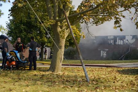 Ersten Informationen zufolge rammte ein Mann mit seinem Auto das Kirchengebäude, schoss auf Anwesende und legte einen Brand. 