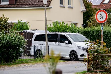 Ein Leichenwagen vor dem Wohnhaus.