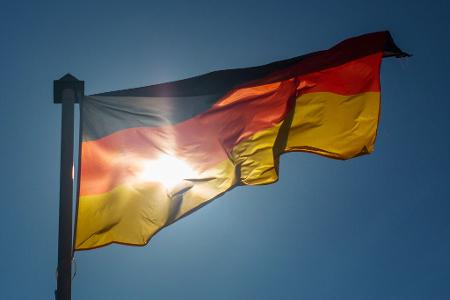 Die deutsche Wiedervereinigung wurde am 3. Oktober 1990 vollendet. Auch dreieinhalb Jahrzehnte später sind die Einkommen in den alten Bundesländern jedoch immer noch höher. (Symbolbild)