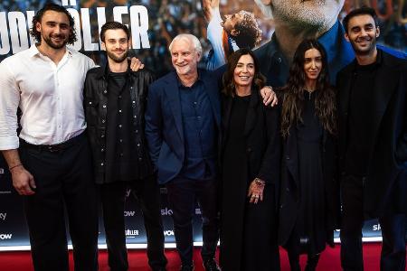 Rudi Völler feiert Doku-Premiere mit seiner Familie