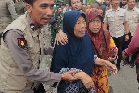 Angehörige bangten um ihre verschütteten Kinder.