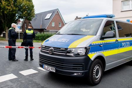 Nach der Gewalttat mit vier Toten in Oldenburg hat die Polizei Spuren gesichert. 