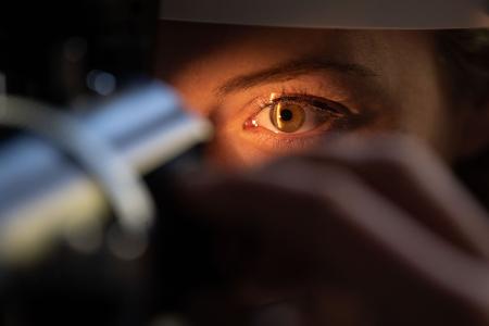 Hoher Blutdruck könnte sich auch auf die Augen auswirken – deswegen auch mal die Augen checken lassen.