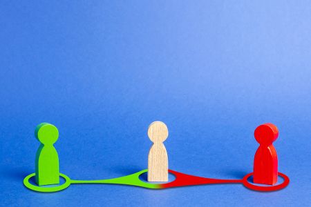 Drei Holzfiguren zweigen, was eine Schnittmenge ist