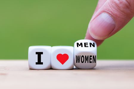 Zeigefinger hält Würfel, auf denen verschiedene sexuelle Vorlieben vermerkt sind