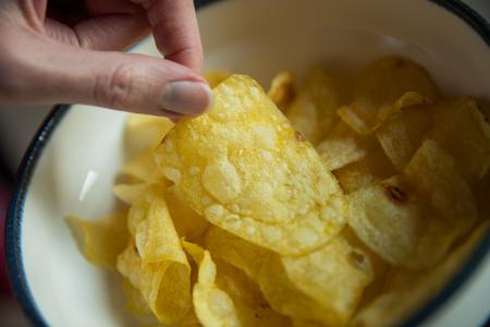 Chips gehören zu den beliebtesten Snacks bei Verbrauchern in Deutschland - manche essen sie auch im Bett. (Archivfoto)