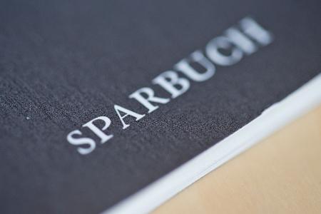 Mangelnde Finanzkompetenz und komplizierte Abläufe beim Investieren: Viele Menschen in der EU sparen ihr Geld, anstatt es anzulegen.