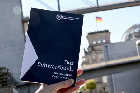 Im Schwarzbuch listet der Bund der Steuerzahler jedes Jahr Beispiele auf, wo aus seiner Sicht Steuergelder verschwendet wurden - und kritisiert unter anderem die Ausgaben des Bundestags.